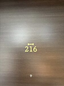 犬OK宿の部屋のドアに骨マーク